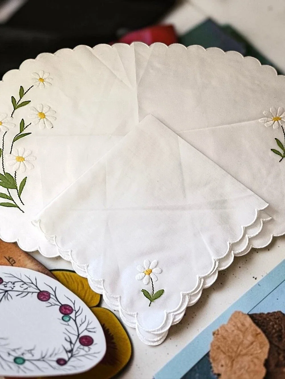 4 Vtg Daisy Embroidered Placemats Napkins Set Cottagecore Scalloped Farmhouse